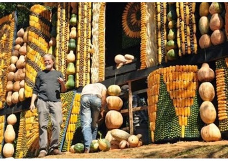 Um altar com material vegetal na missa em Ñu Guazú 